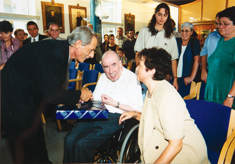 1999 Inauguració d'un monument a Olot