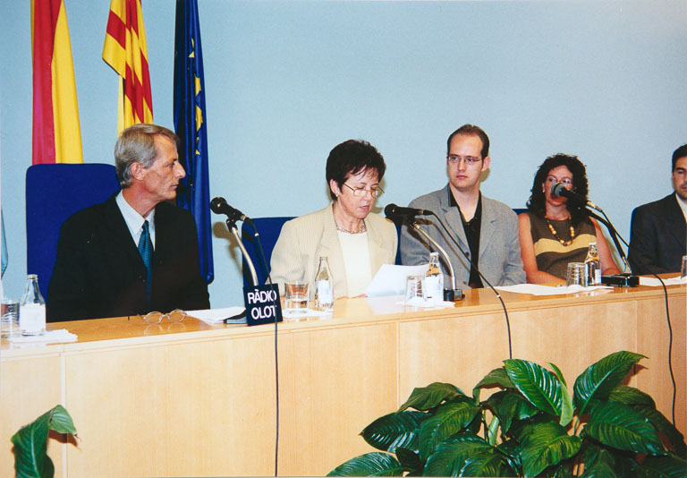 1999 Inauguració d'un monument a Olot